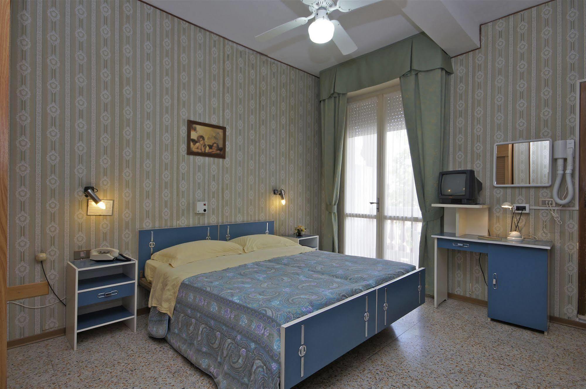 Hotel Victory Чезенатико Экстерьер фото