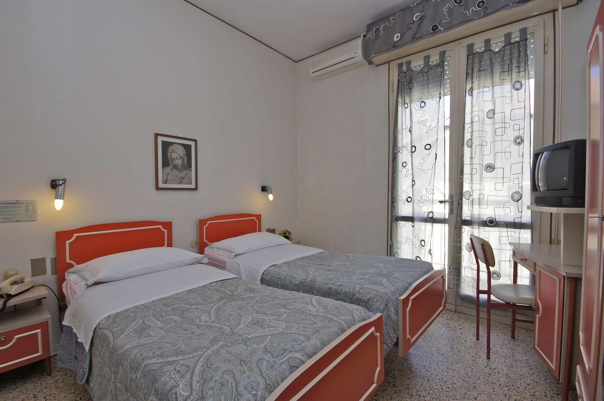 Hotel Victory Чезенатико Экстерьер фото